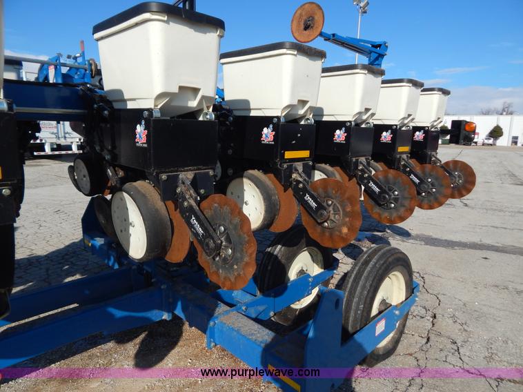 image for item H3825 2011 Kinze 3500 8/15 pivot fold Interplant planter