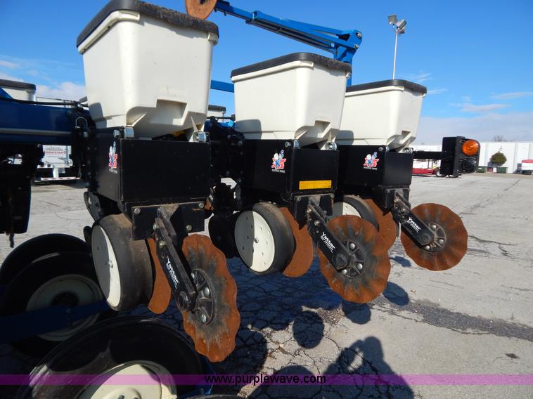 image for item H3825 2011 Kinze 3500 8/15 pivot fold Interplant planter