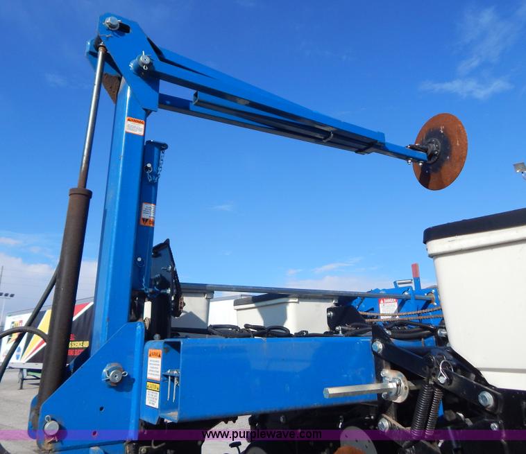 image for item H3825 2011 Kinze 3500 8/15 pivot fold Interplant planter