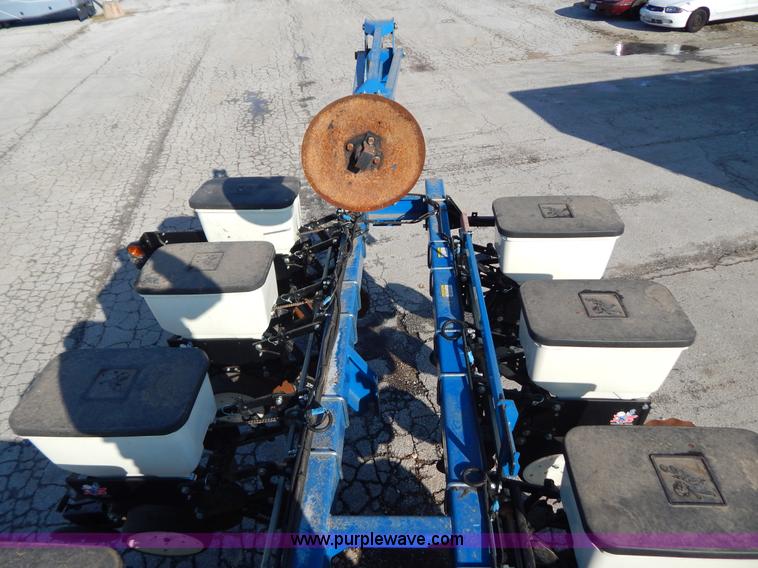 image for item H3825 2011 Kinze 3500 8/15 pivot fold Interplant planter
