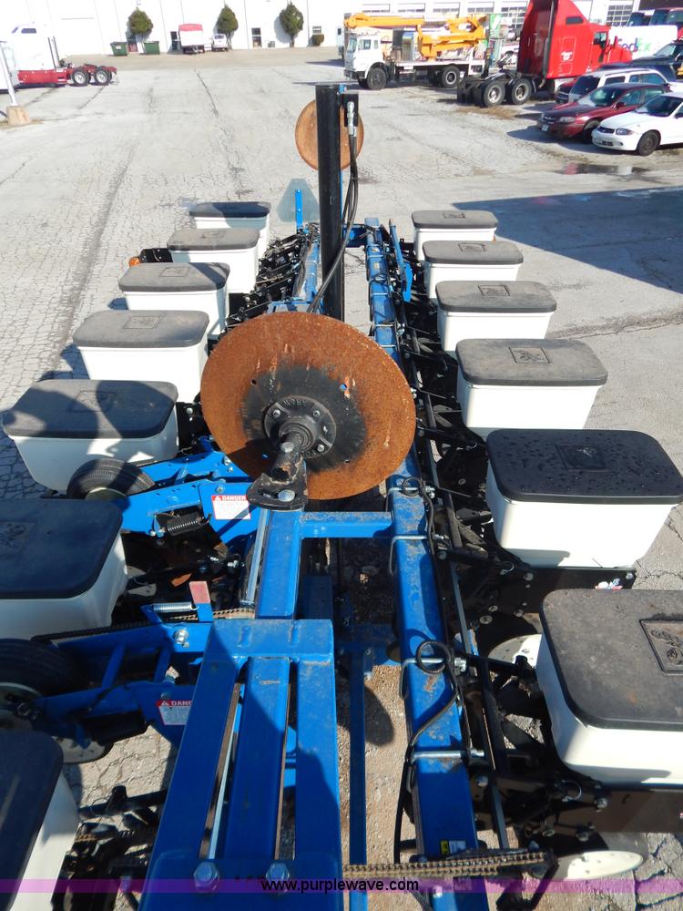 image for item H3825 2011 Kinze 3500 8/15 pivot fold Interplant planter