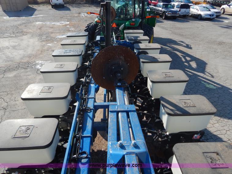 image for item H3825 2011 Kinze 3500 8/15 pivot fold Interplant planter
