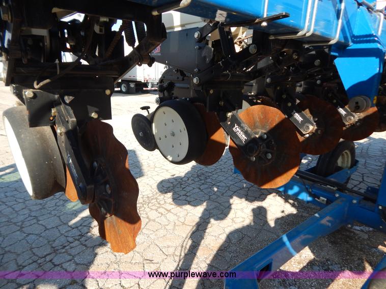 image for item H3825 2011 Kinze 3500 8/15 pivot fold Interplant planter