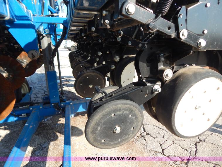 image for item H3825 2011 Kinze 3500 8/15 pivot fold Interplant planter