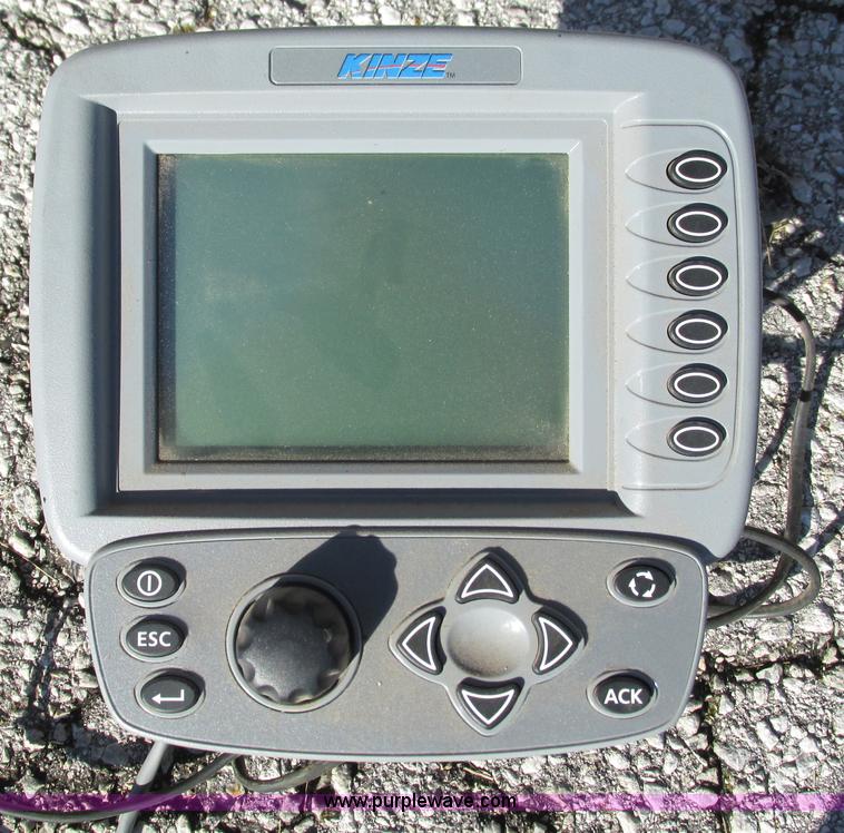 image for item H3825 2011 Kinze 3500 8/15 pivot fold Interplant planter