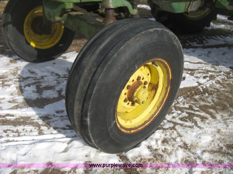 image for item I5736 1962 John Deere 3010 tractor