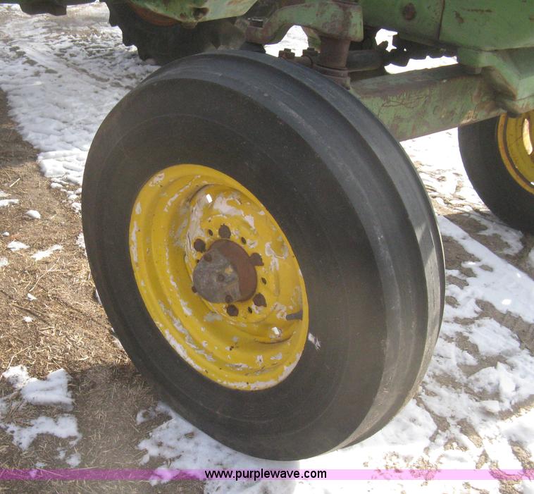 image for item I5736 1962 John Deere 3010 tractor