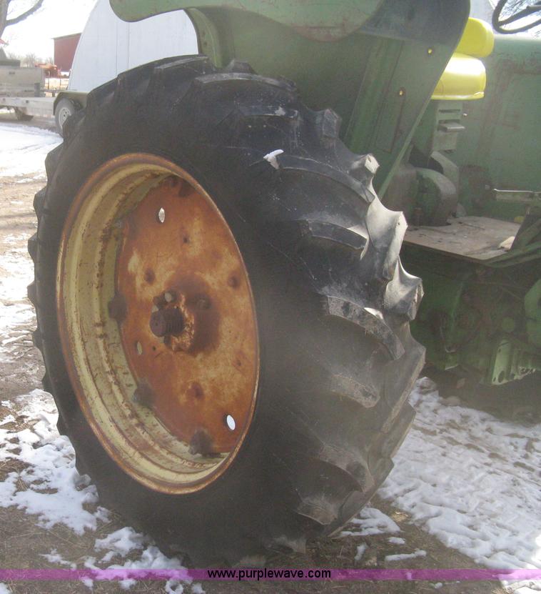 image for item I5736 1962 John Deere 3010 tractor