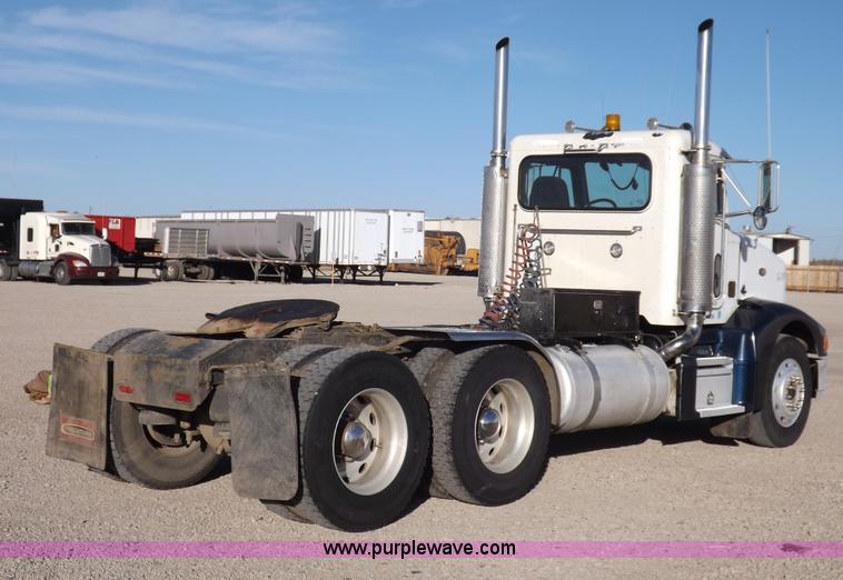 image for item I8251 2000 Peterbilt 385 semi truck