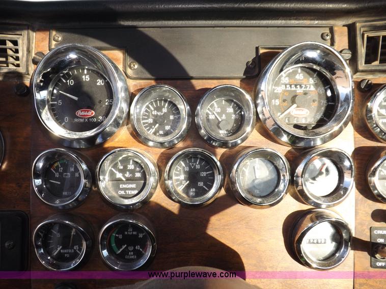 image for item I8251 2000 Peterbilt 385 semi truck