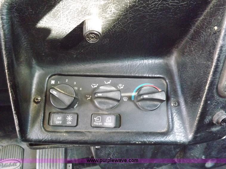 image for item I8251 2000 Peterbilt 385 semi truck