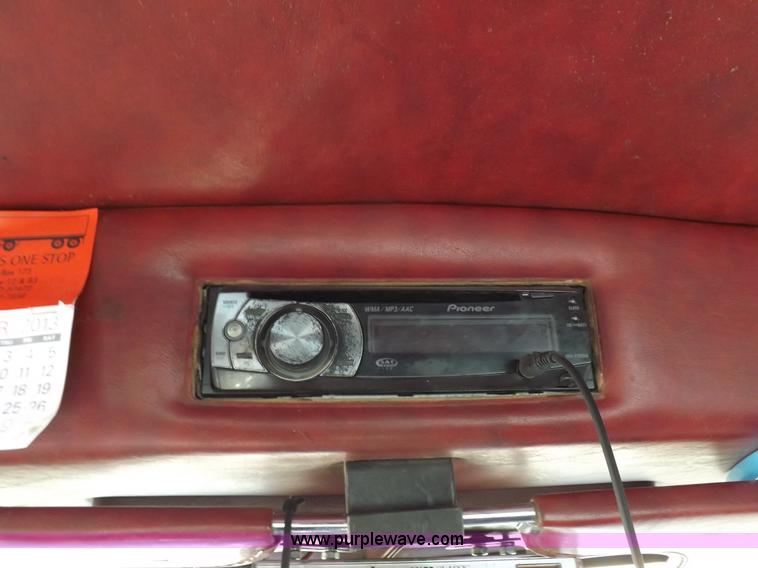 image for item I8251 2000 Peterbilt 385 semi truck