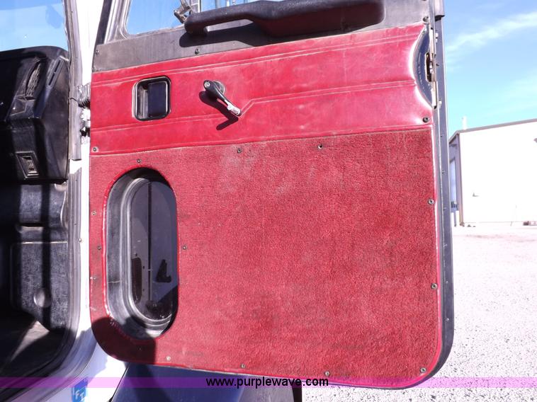 image for item I8251 2000 Peterbilt 385 semi truck