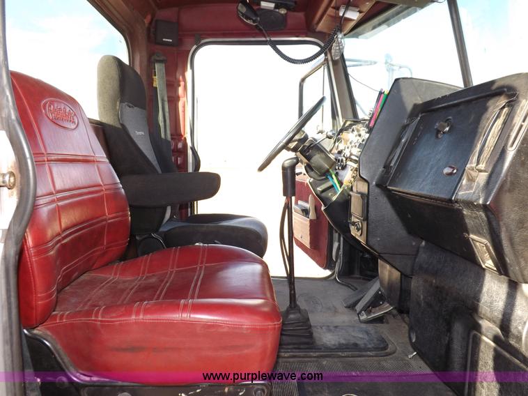 image for item I8251 2000 Peterbilt 385 semi truck