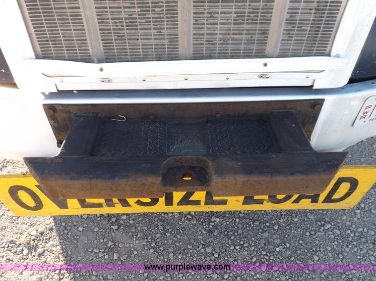 image for item I8251 2000 Peterbilt 385 semi truck