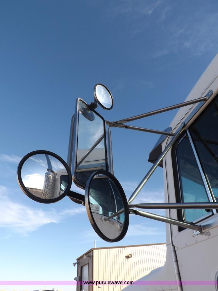 image for item I8251 2000 Peterbilt 385 semi truck