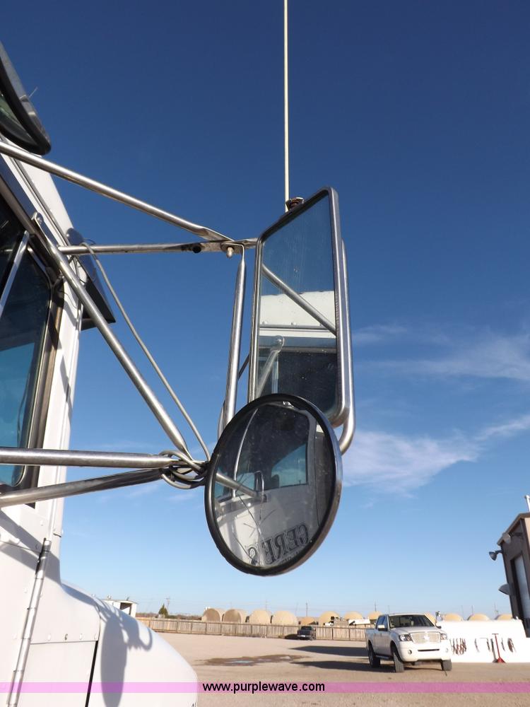 image for item I8251 2000 Peterbilt 385 semi truck