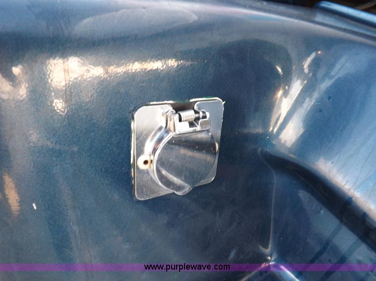 image for item I8251 2000 Peterbilt 385 semi truck