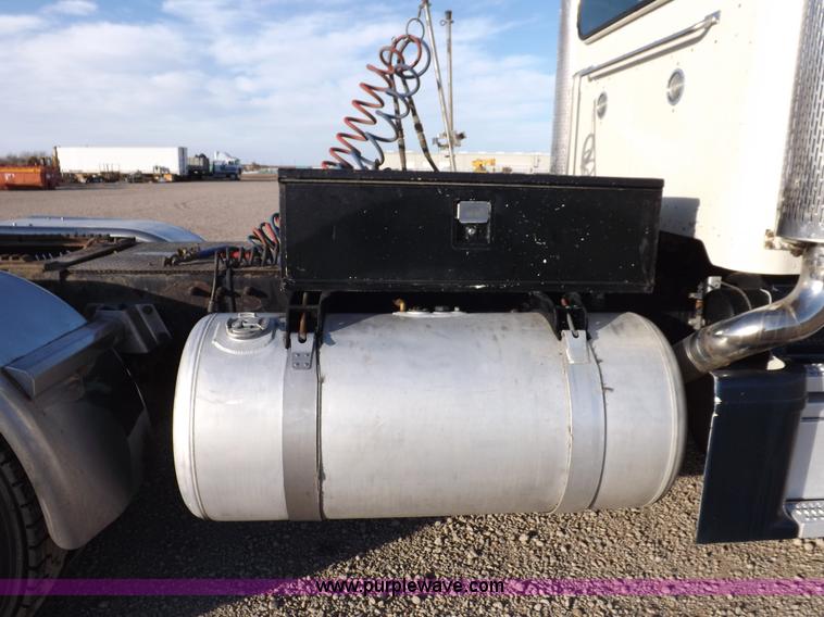 image for item I8251 2000 Peterbilt 385 semi truck