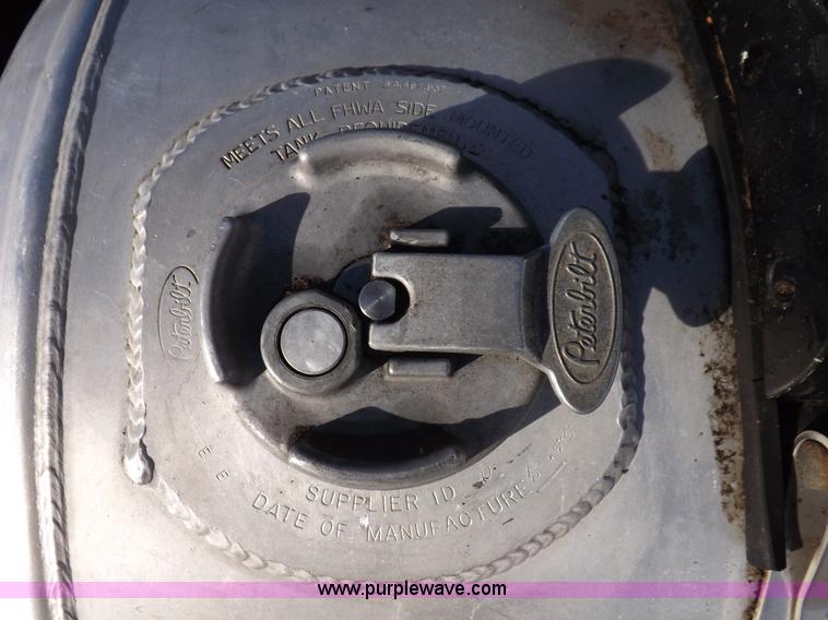 image for item I8251 2000 Peterbilt 385 semi truck