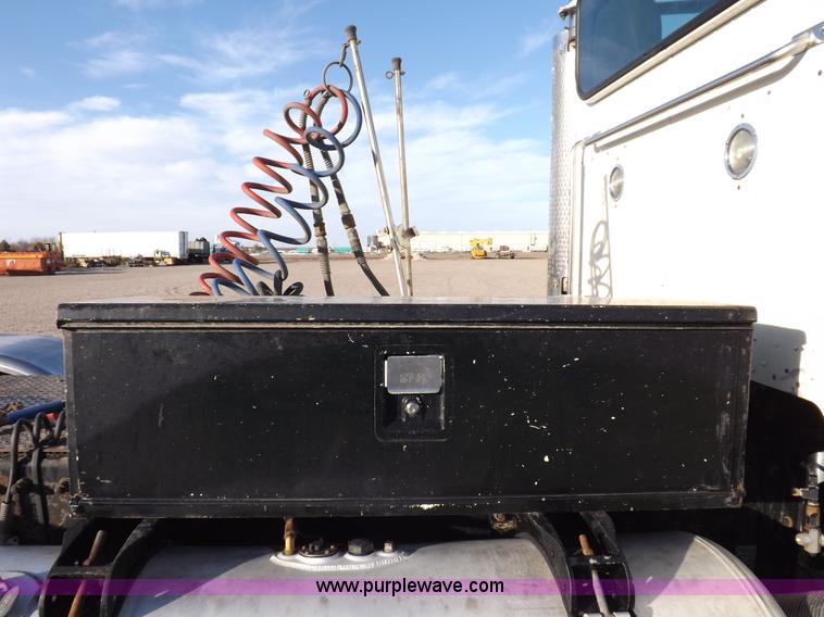 image for item I8251 2000 Peterbilt 385 semi truck