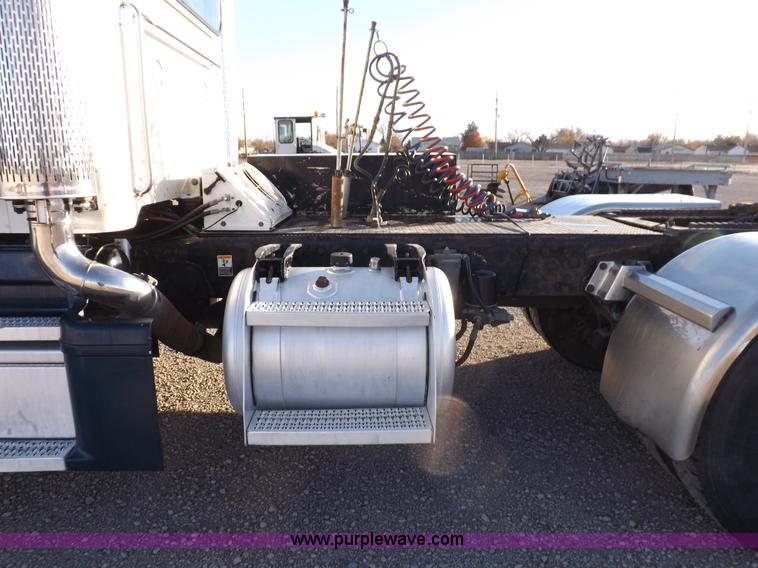 image for item I8251 2000 Peterbilt 385 semi truck