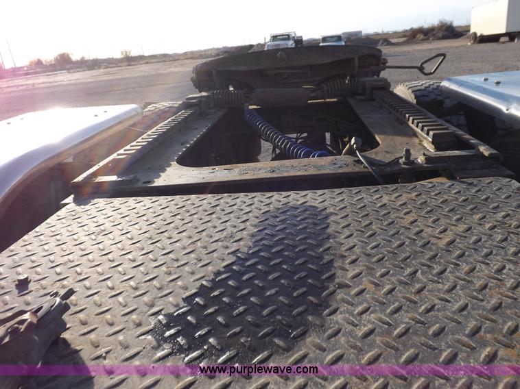 image for item I8251 2000 Peterbilt 385 semi truck