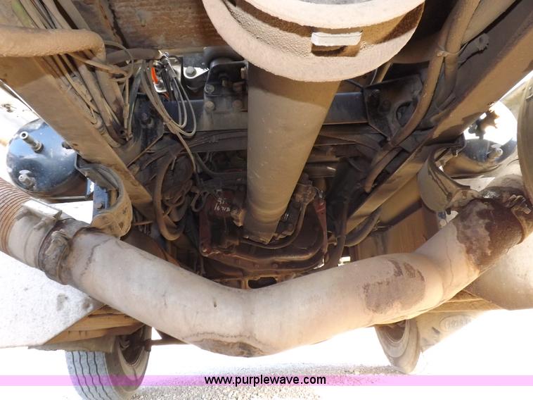 image for item I8251 2000 Peterbilt 385 semi truck