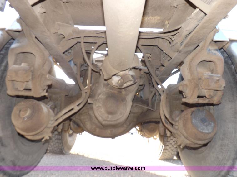 image for item I8251 2000 Peterbilt 385 semi truck