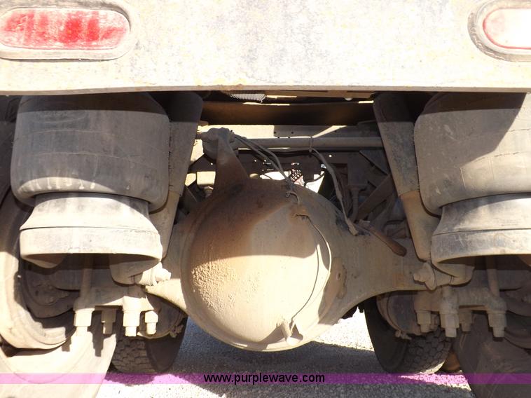 image for item I8251 2000 Peterbilt 385 semi truck