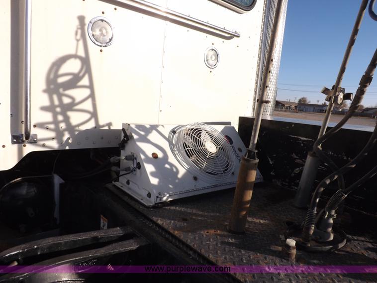 image for item I8251 2000 Peterbilt 385 semi truck