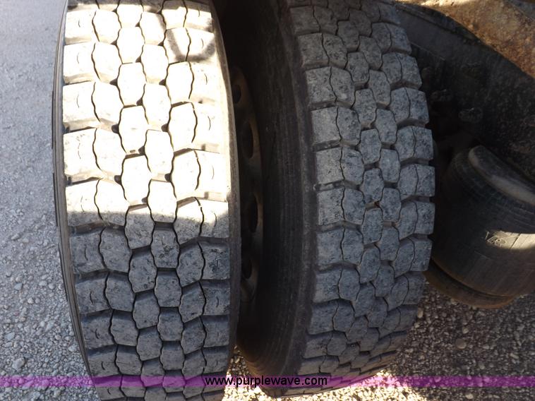 image for item I8251 2000 Peterbilt 385 semi truck