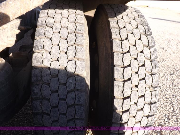 image for item I8251 2000 Peterbilt 385 semi truck