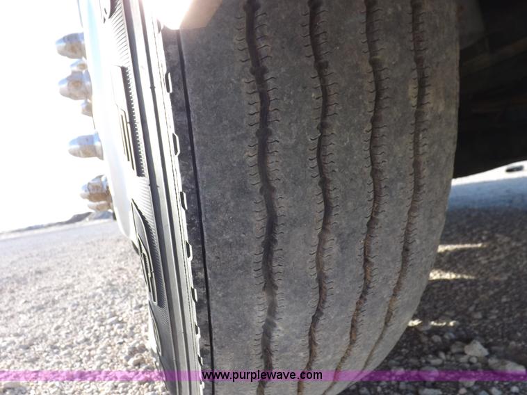 image for item I8251 2000 Peterbilt 385 semi truck