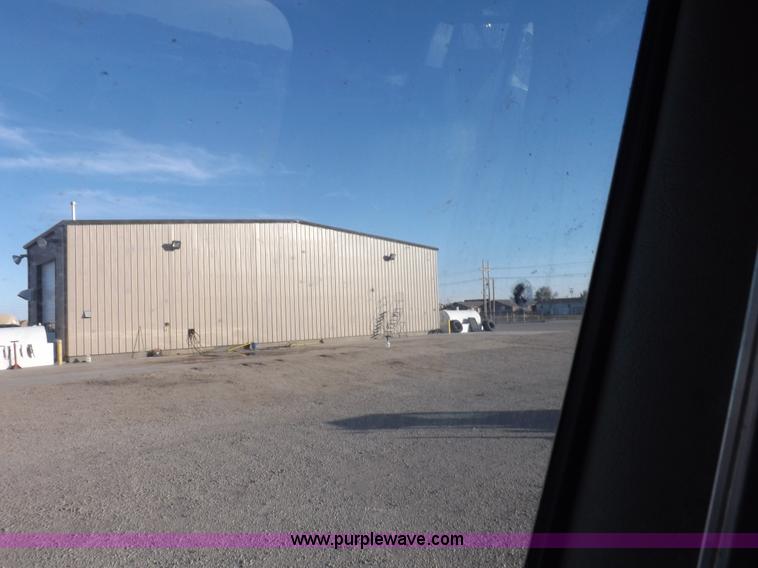 image for item I8251 2000 Peterbilt 385 semi truck