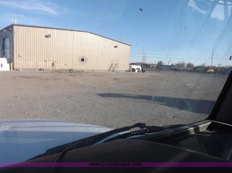 image for item I8251 2000 Peterbilt 385 semi truck