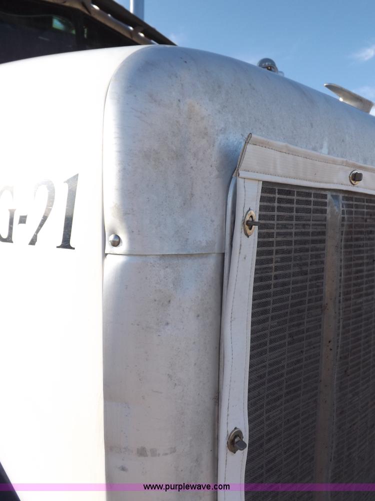 image for item I8251 2000 Peterbilt 385 semi truck