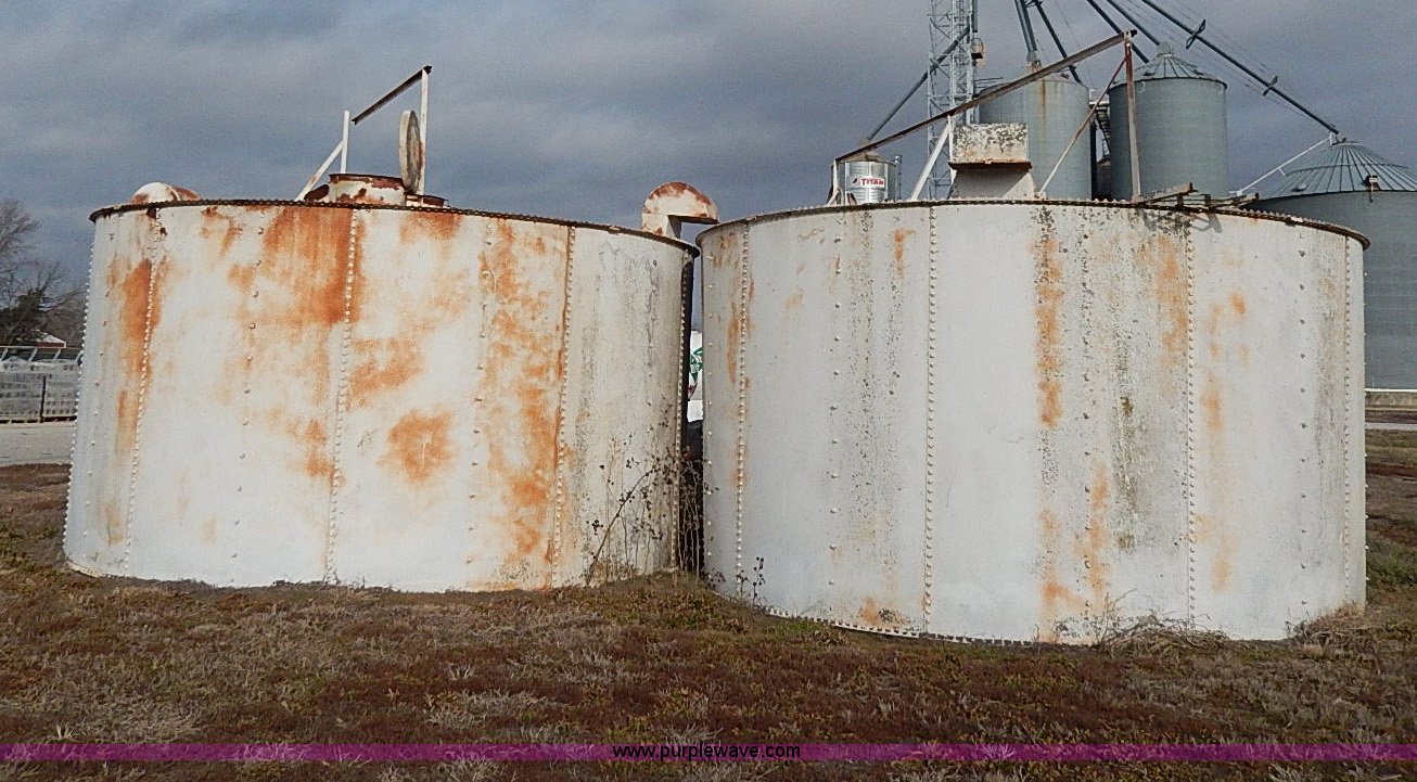 (4) grain bin tops in Harris, KS Item I9471 sold Purple Wave