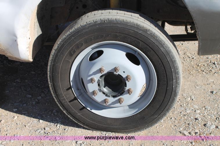 image for item C3673 2004 Ford F550 SuperCab utility truck
