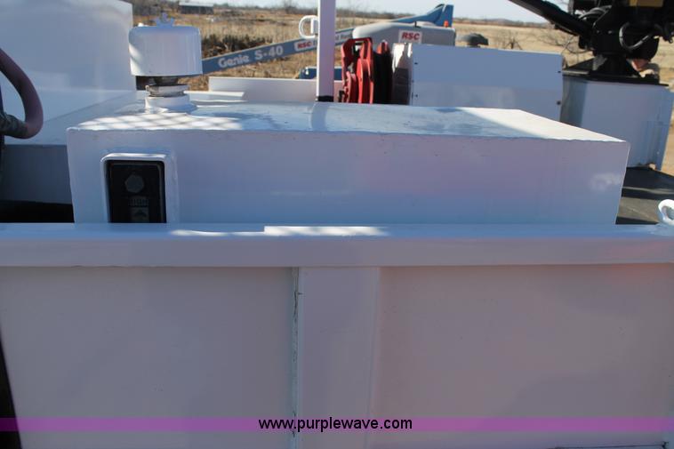 image for item C3673 2004 Ford F550 SuperCab utility truck