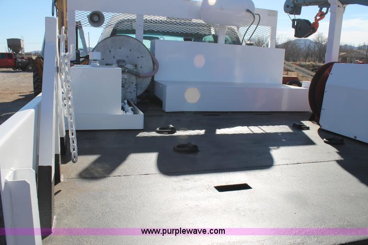 image for item C3673 2004 Ford F550 SuperCab utility truck