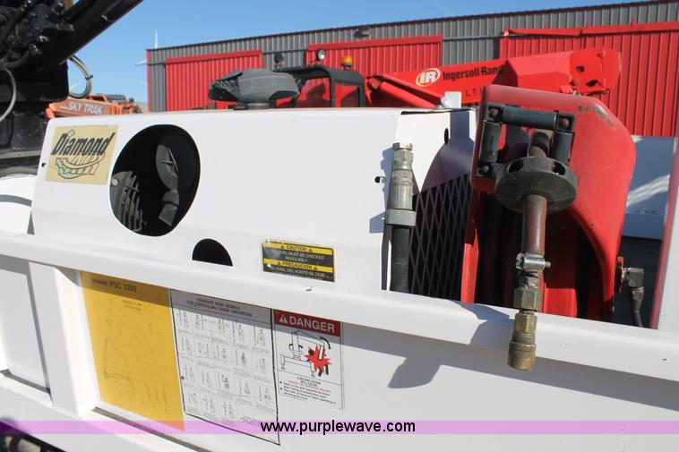 image for item C3673 2004 Ford F550 SuperCab utility truck