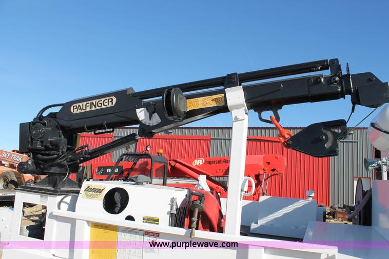 image for item C3673 2004 Ford F550 SuperCab utility truck