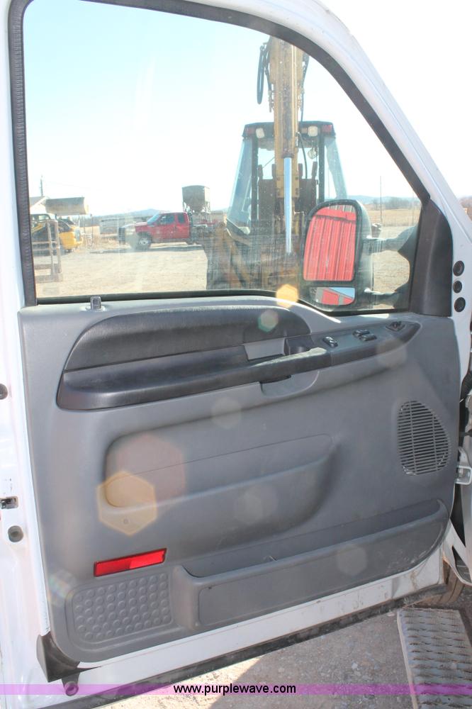 image for item C3673 2004 Ford F550 SuperCab utility truck