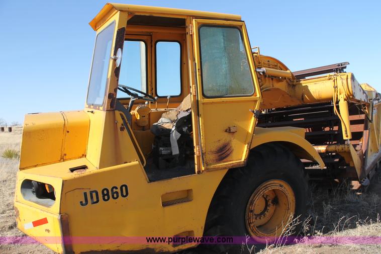 image for item C3696 John Deere 860 scraper