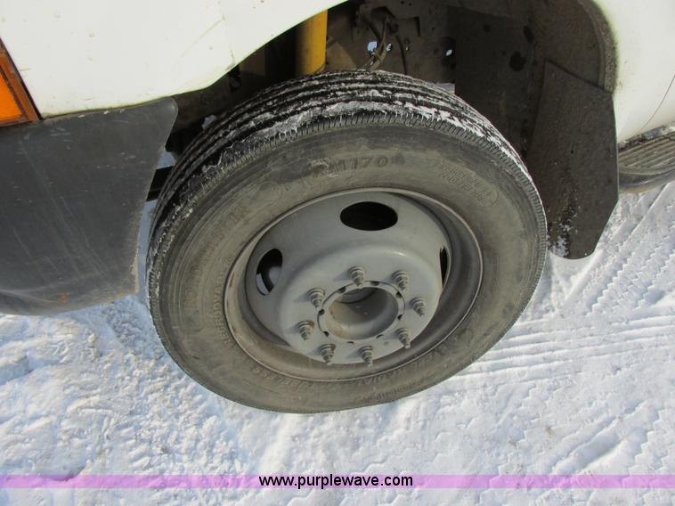 image for item E5246 2000 Ford F450 Super Duty utility truck