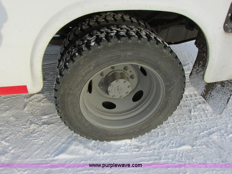 image for item E5246 2000 Ford F450 Super Duty utility truck