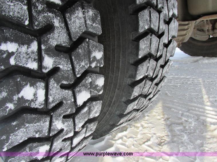 image for item E5246 2000 Ford F450 Super Duty utility truck