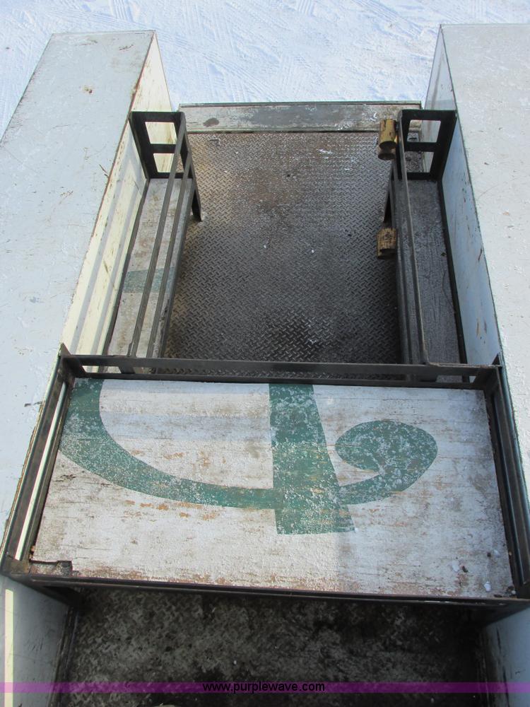 image for item E5246 2000 Ford F450 Super Duty utility truck