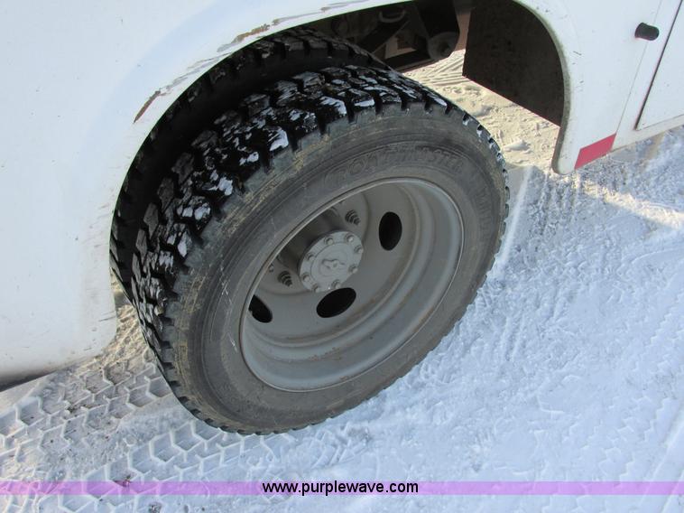 image for item E5246 2000 Ford F450 Super Duty utility truck